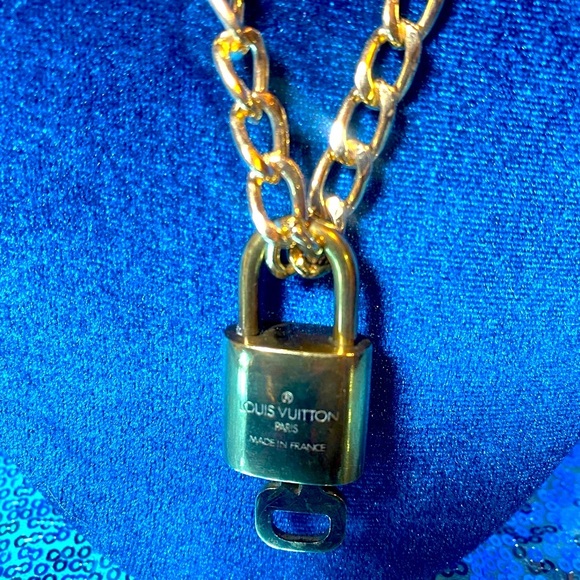LOUIS VUITTON #320 Lock & Key w/Unbranded Chain, EUC - Picture 6 of 10